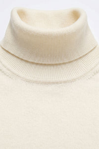 Suéter masculino de gola alta creme, em malha macia de viscose com mangas compridas.