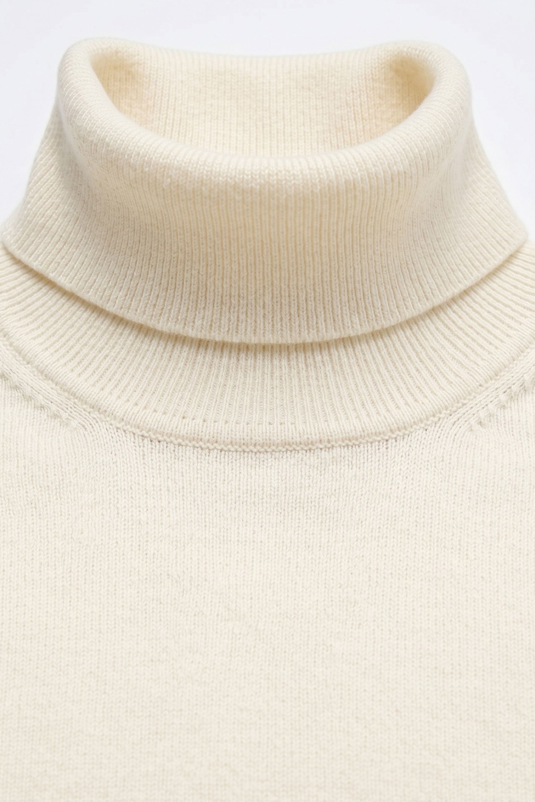 Suéter masculino de gola alta creme, em malha macia de viscose com mangas compridas.