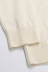 Suéter masculino de gola alta creme, em malha macia de viscose com mangas compridas.