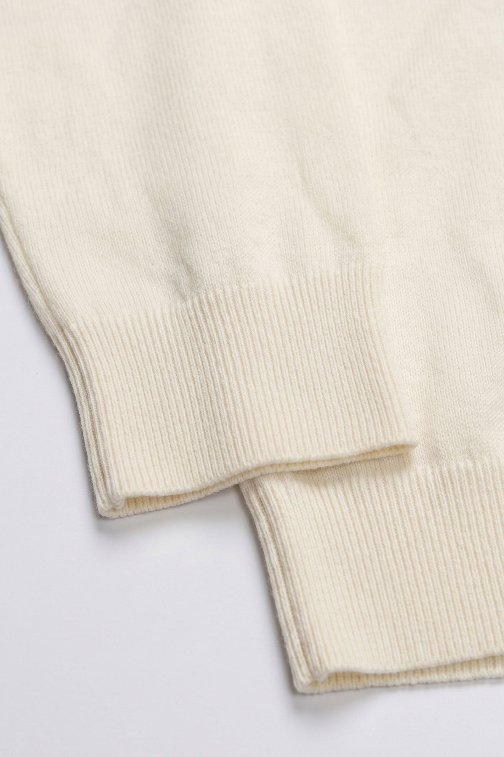 Suéter masculino de gola alta creme, em malha macia de viscose com mangas compridas.