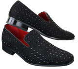 Mocassins masculinos de camurça com tachas prateadas, elegantes e brilhantes para festas.
