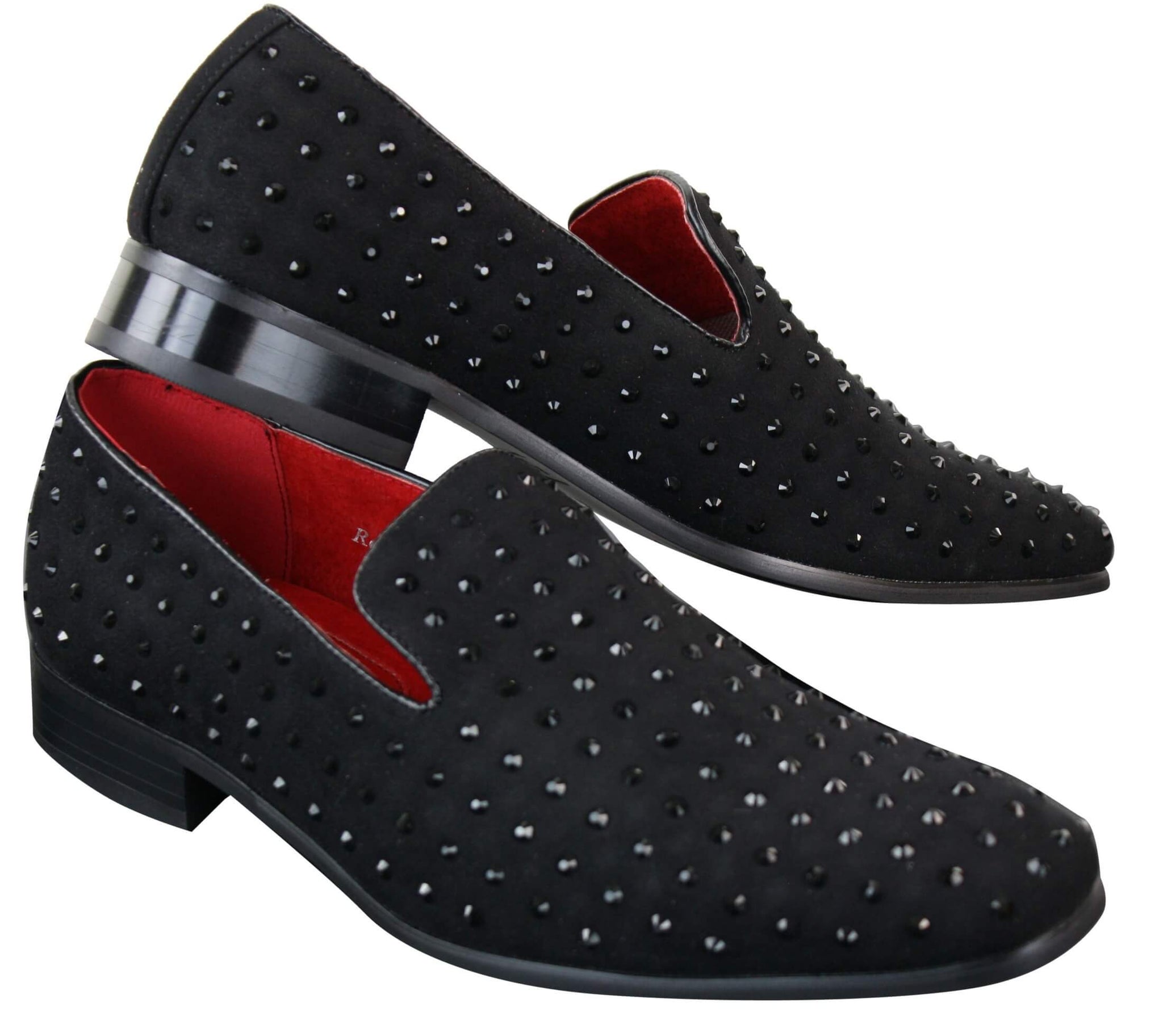 Mocassins masculinos de camurça com tachas prateadas, elegantes e brilhantes para festas.