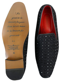 Mocassins masculinos de camurça com tachas prateadas, elegantes e brilhantes para festas.
