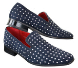 Mocassins masculinos de camurça com tachas prateadas, elegantes e brilhantes para festas.