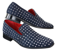 Mocassins masculinos de camurça com tachas prateadas, elegantes e brilhantes para festas.