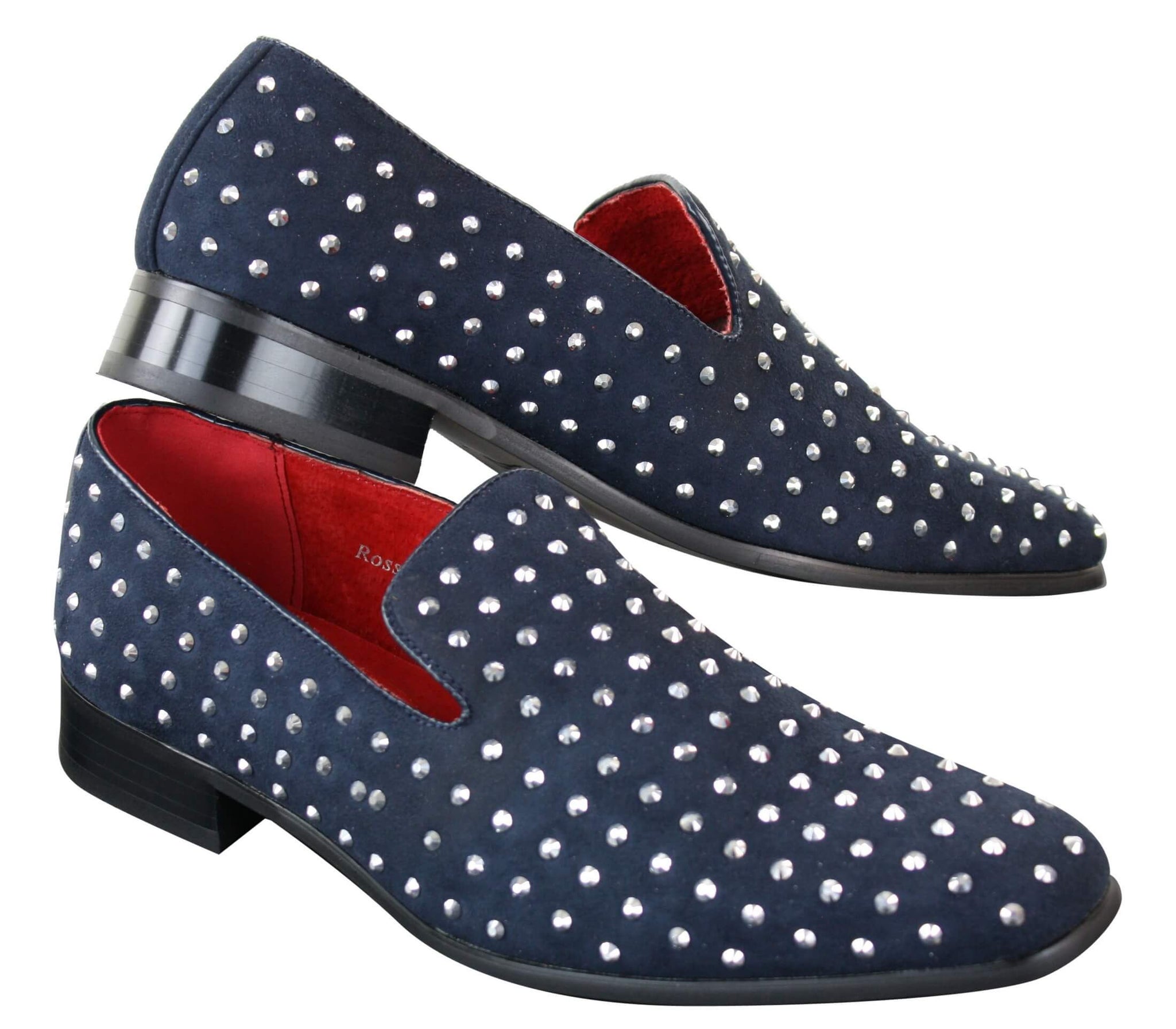 Mocassins masculinos de camurça com tachas prateadas, elegantes e brilhantes para festas.