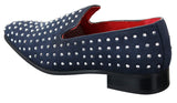 Mocassins masculinos de camurça com tachas prateadas, elegantes e brilhantes para festas.