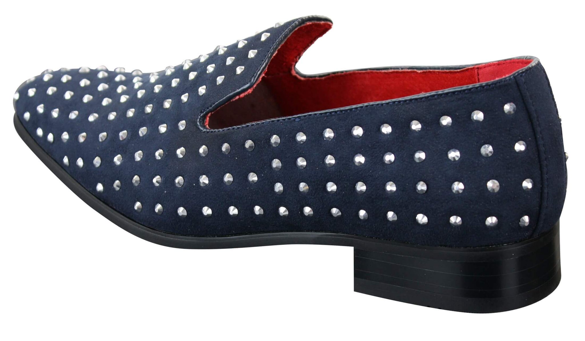 Mocassins masculinos de camurça com tachas prateadas, elegantes e brilhantes para festas.