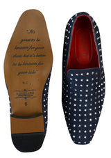 Mocassins masculinos de camurça com tachas prateadas, elegantes e brilhantes para festas.