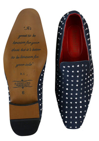 Mocassins masculinos de camurça com tachas prateadas, elegantes e brilhantes para festas.