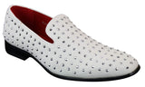 Mocassins masculinos de camurça com tachas prateadas, elegantes e brilhantes para festas.