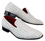Mocassins masculinos de camurça com tachas prateadas, elegantes e brilhantes para festas.