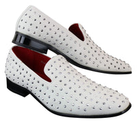 Mocassins masculinos de camurça com tachas prateadas, elegantes e brilhantes para festas.