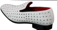 Mocassins masculinos de camurça com tachas prateadas, elegantes e brilhantes para festas.