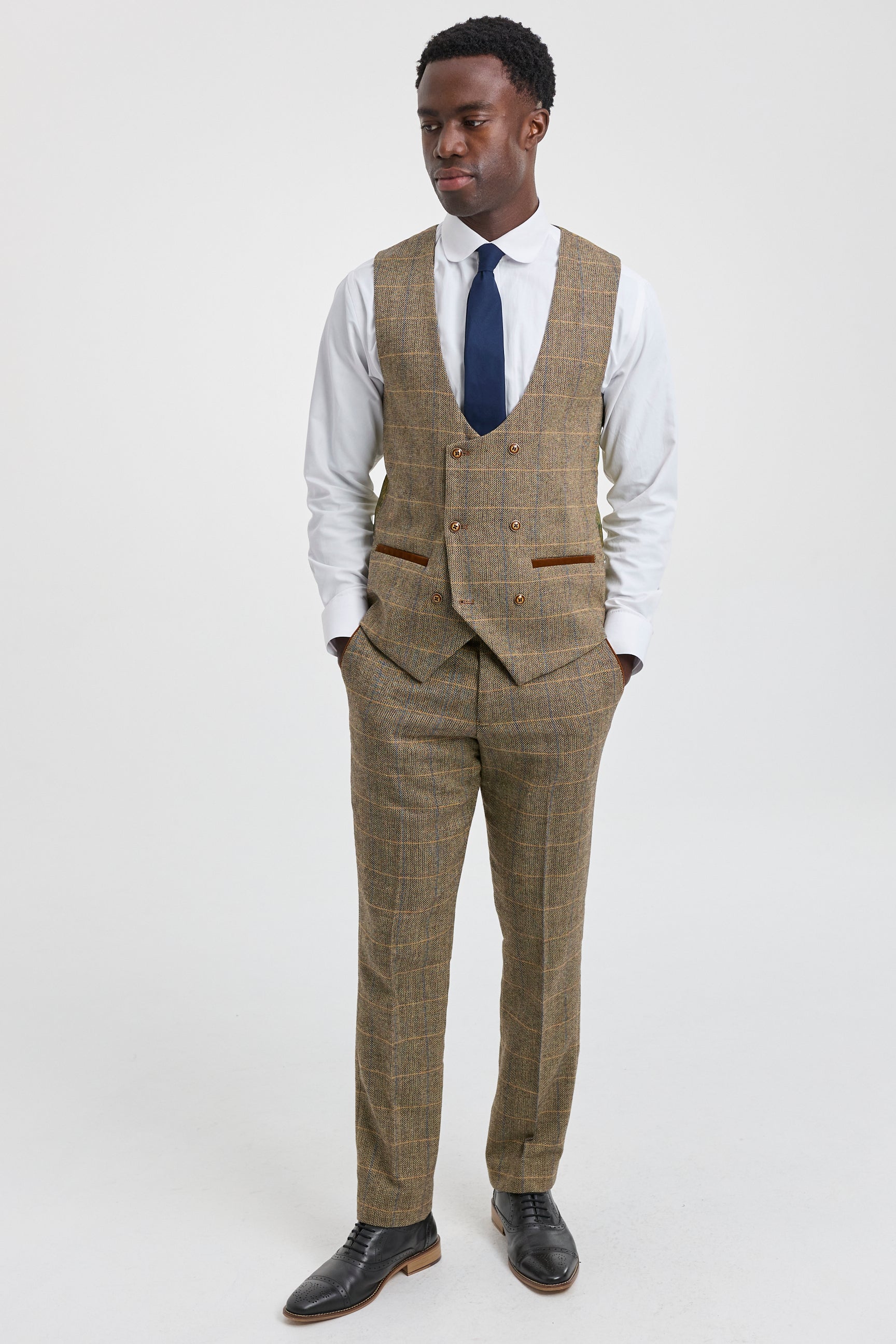 Terno masculino de 3 peças em tweed espinha de peixe com estampa xadrez em tons de marrom e bege, corte sob medida, corte duplo clássico.