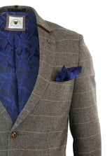 Blazer masculino Marc Darcy em tweed espinha de peixe, corte slim, dois botões, modelo slim fit, marrom claro.