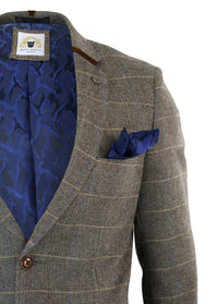 Blazer masculino Marc Darcy em tweed espinha de peixe, corte slim, dois botões, modelo slim fit, marrom claro.