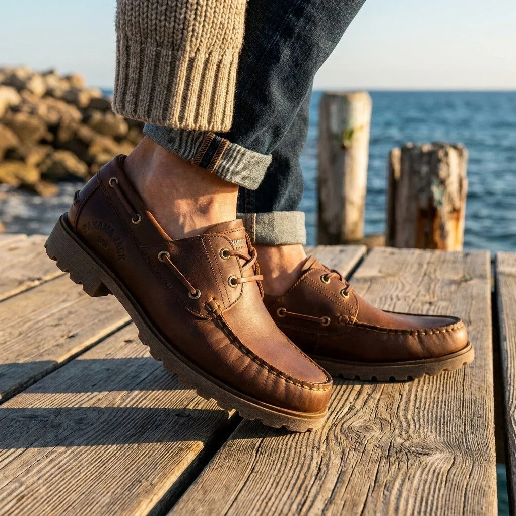 Botas de cano curto Boat C5 masculinas, impermeáveis, em couro marrom.