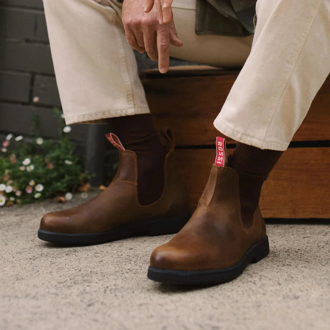 Botas Chelsea Booma 607 em couro marrom claro