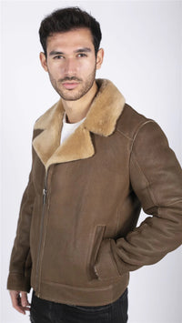 Jaqueta Aviador Masculina em Couro Genuíno de Pele de Carneiro com Zíper Cruzado e Forro de Pele Marrom Camelo