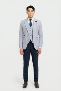 Terno masculino de três peças xadrez azul-celeste com calça azul-marinho contrastante.