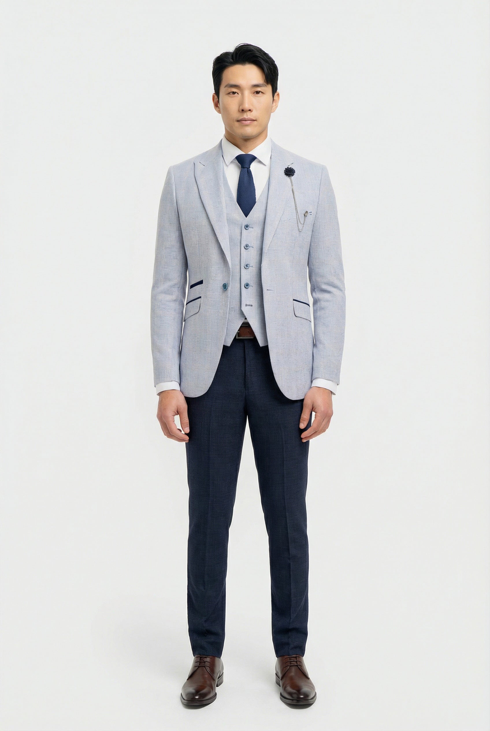 Terno masculino de três peças xadrez azul-celeste com calça azul-marinho contrastante.