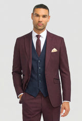 Terno masculino xadrez bordô com colete azul-marinho contrastante.