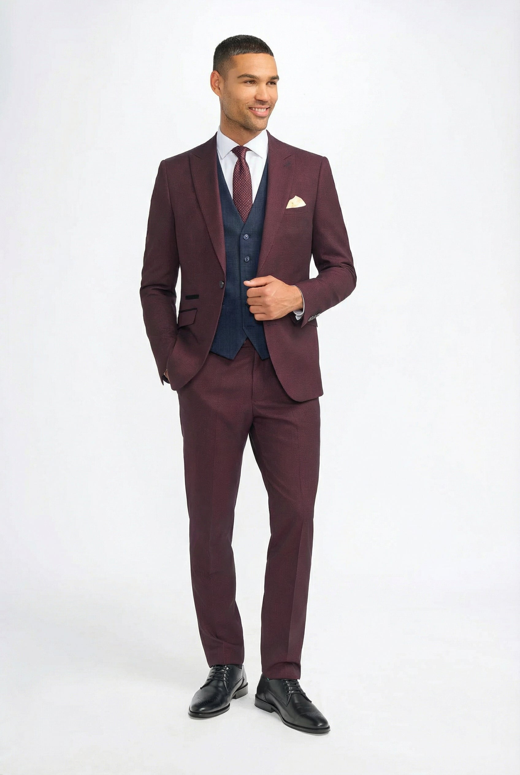 Terno masculino xadrez bordô com colete azul-marinho contrastante.