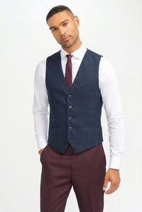 Terno masculino xadrez bordô com colete azul-marinho contrastante.