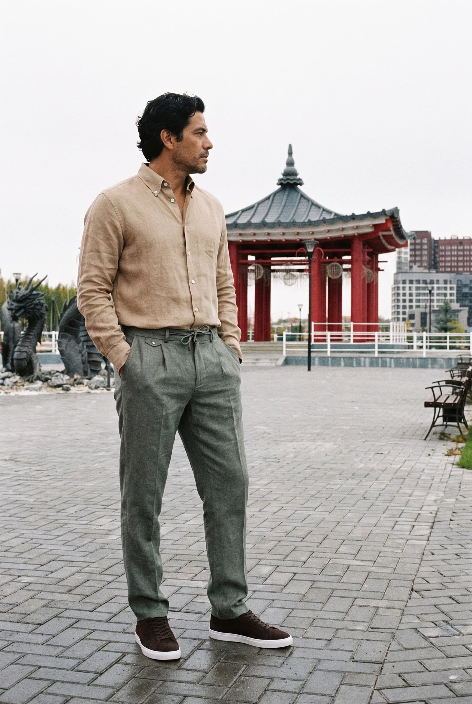 Look #1030 styled with Camisa masculina de linho puro marrom camelo, manga comprida, com botões, para o verão.