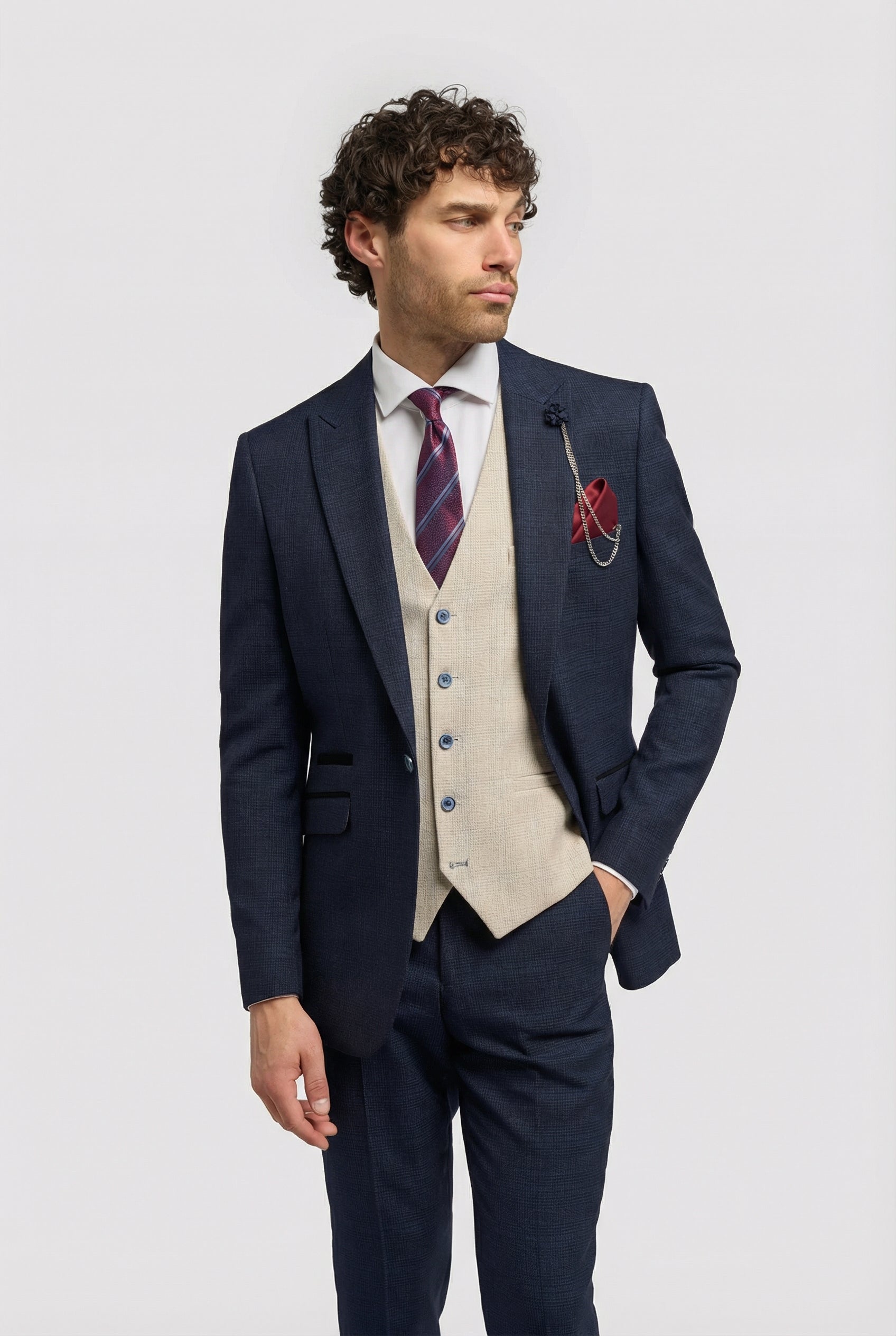 Terno masculino de três peças xadrez azul marinho com colete creme contrastante.