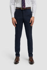 Terno masculino de três peças xadrez azul marinho com colete creme contrastante.