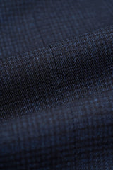Terno masculino de três peças xadrez azul marinho com colete creme contrastante.
