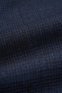 Terno masculino de três peças xadrez azul marinho com colete creme contrastante.