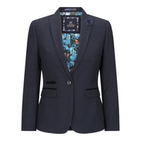 Blazer azul-marinho com forro floral sobre fundo branco.