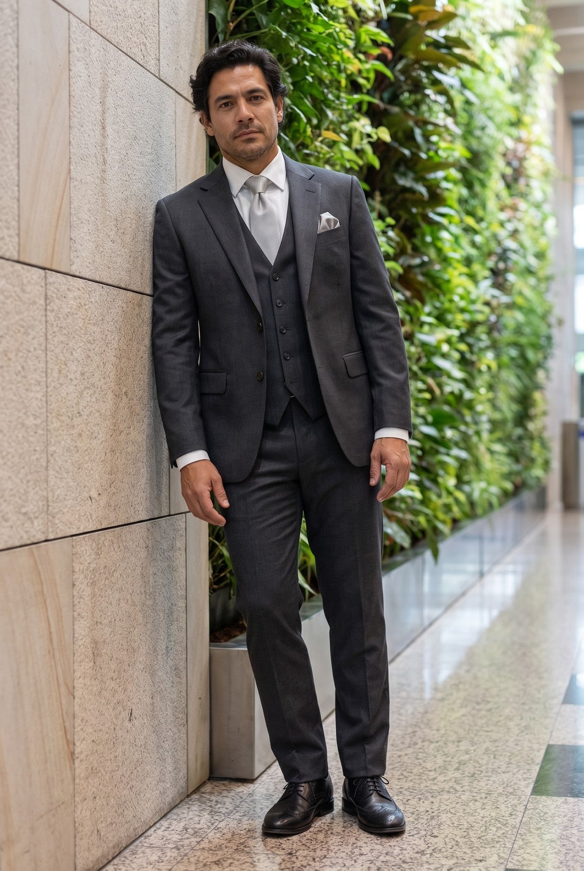 Look #814 styled with Terno masculino cinza escuro carvão de 3 peças com costura clássica para casamento, verão e formatura.