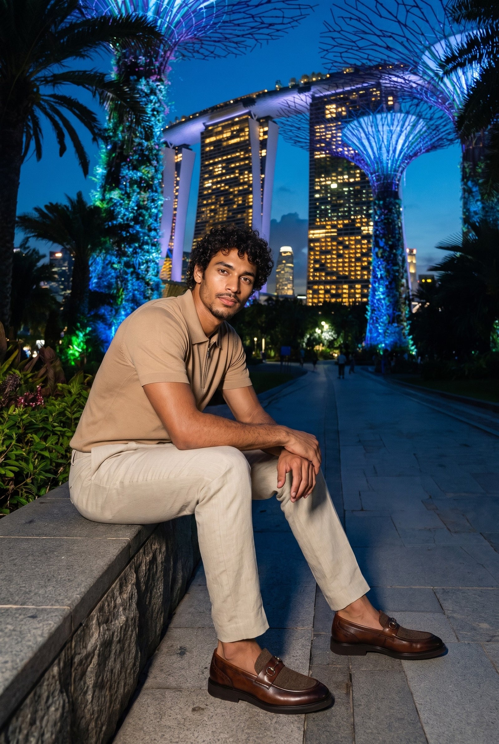 Look #1028 styled with Camisa polo de malha bege com zíper no pescoço para homens
