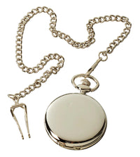 Relógio de bolso clássico estilo anos 1920 em prata com corrente.