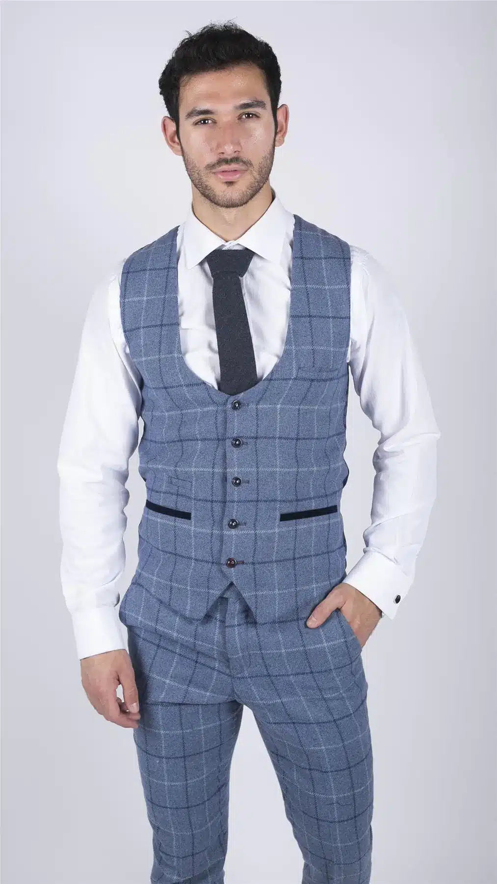 Colete masculino Marc Darcy azul claro com estampa xadrez marinho, elegante e casual, em tweed, corte slim, modelo Clinton.