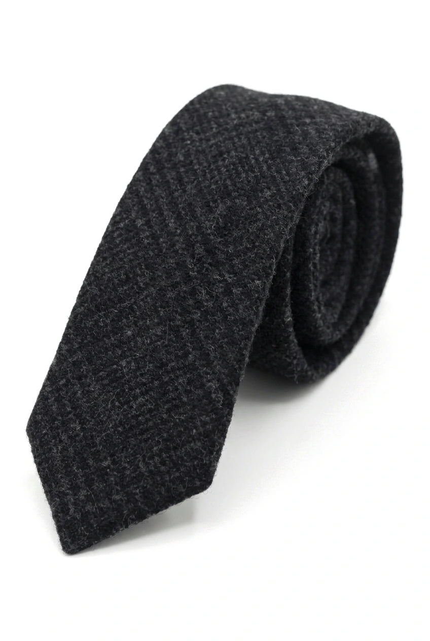 Compare as cores da gravata masculina de tweed espinha de peixe e do lenço de bolso xadrez clássico preto.