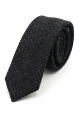 Compare as cores da gravata masculina de tweed espinha de peixe e do lenço de bolso xadrez clássico preto.