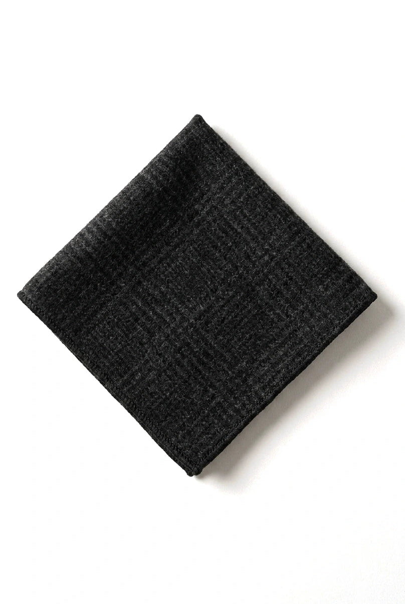 Compare as cores da gravata masculina de tweed espinha de peixe e do lenço de bolso xadrez clássico preto.