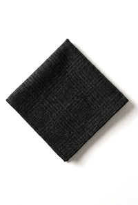 Compare as cores da gravata masculina de tweed espinha de peixe e do lenço de bolso xadrez clássico preto.