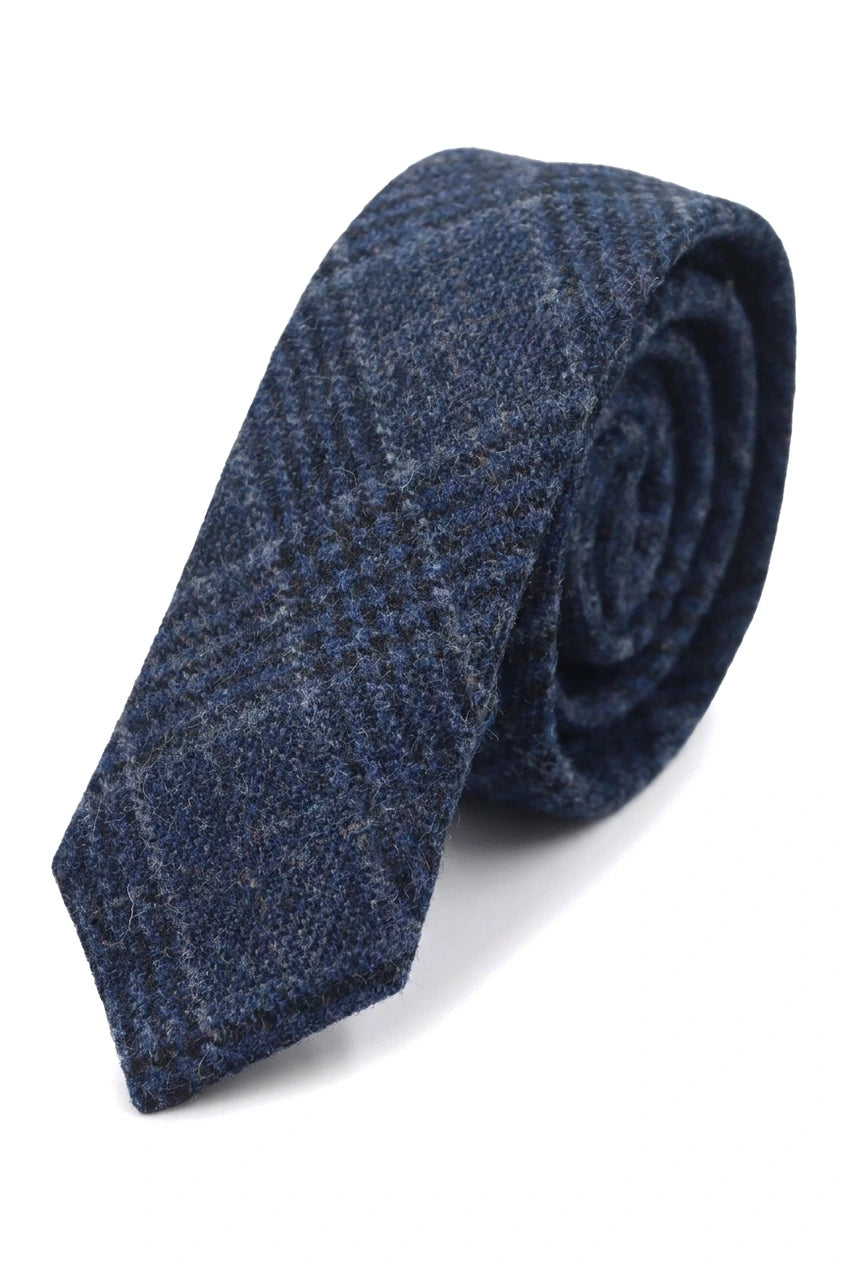 Compare as cores da gravata masculina de tweed espinha de peixe e do lenço de bolso xadrez azul clássico.