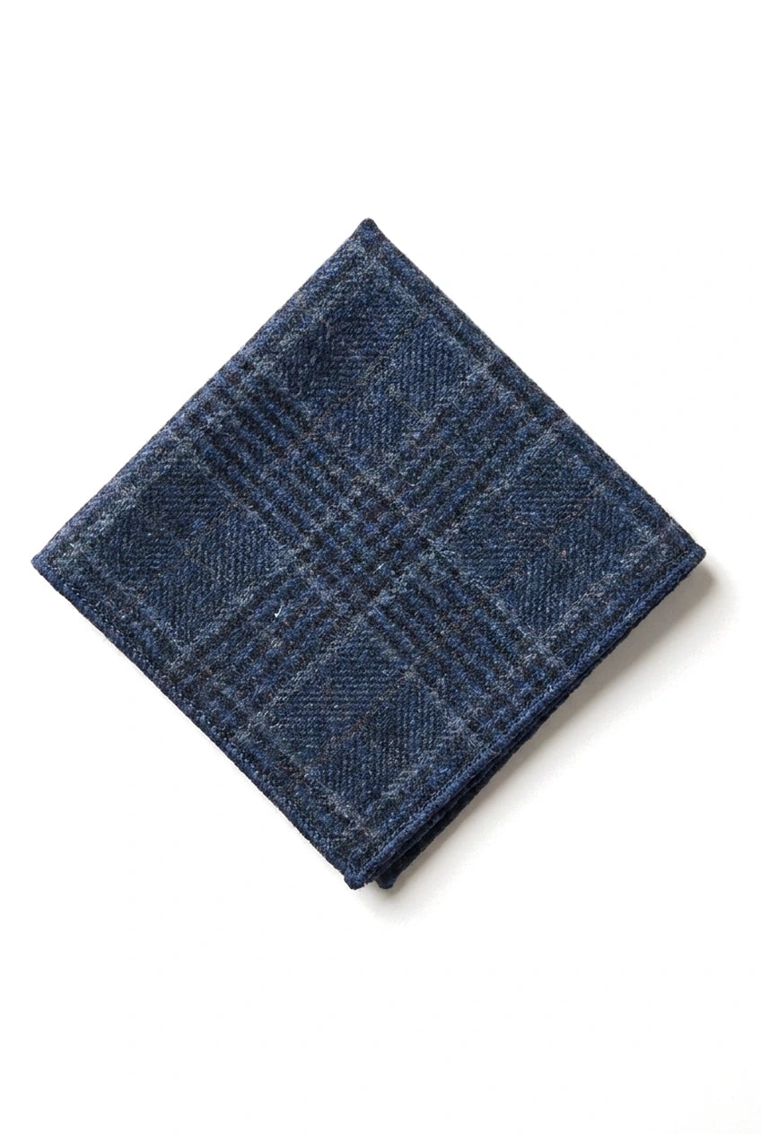 Compare as cores da gravata masculina de tweed espinha de peixe e do lenço de bolso xadrez azul clássico.