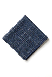 Compare as cores da gravata masculina de tweed espinha de peixe e do lenço de bolso xadrez azul clássico.