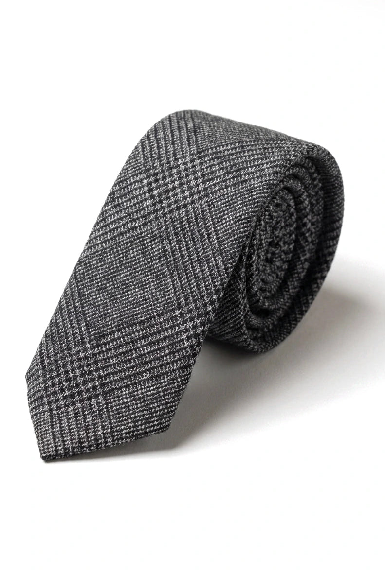 Compare as cores da gravata masculina de tweed espinha de peixe e do lenço de bolso xadrez clássico cinza.