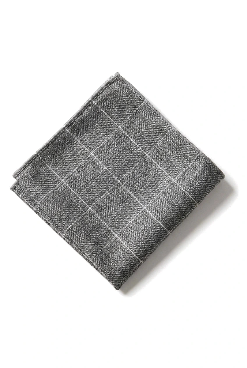 Compare as cores da gravata masculina de tweed espinha de peixe e do lenço de bolso xadrez clássico cinza.