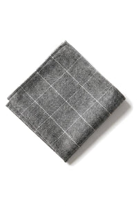 Compare as cores da gravata masculina de tweed espinha de peixe e do lenço de bolso xadrez clássico cinza.