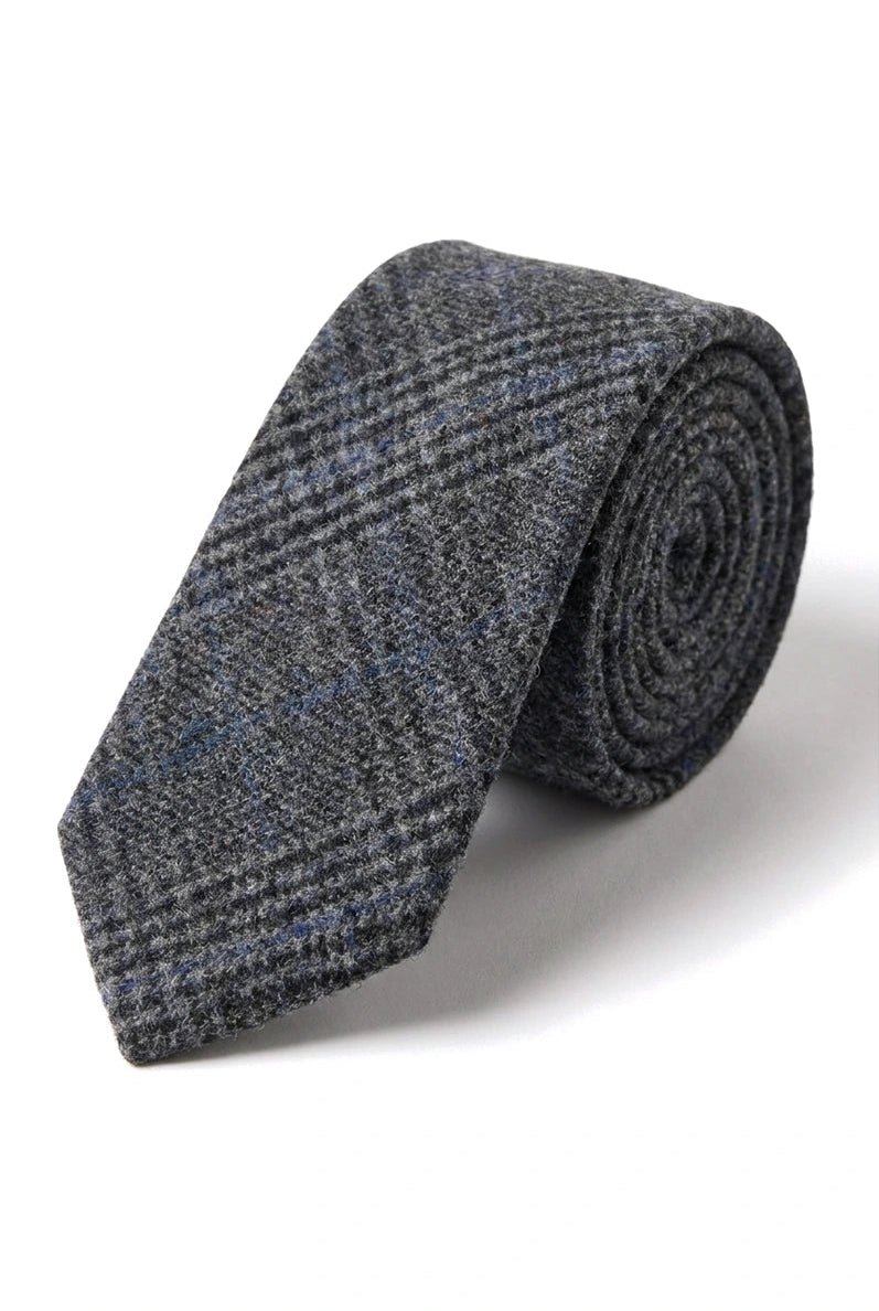 Compare as cores da gravata masculina de tweed espinha de peixe cinza e do lenço de bolso xadrez clássico.